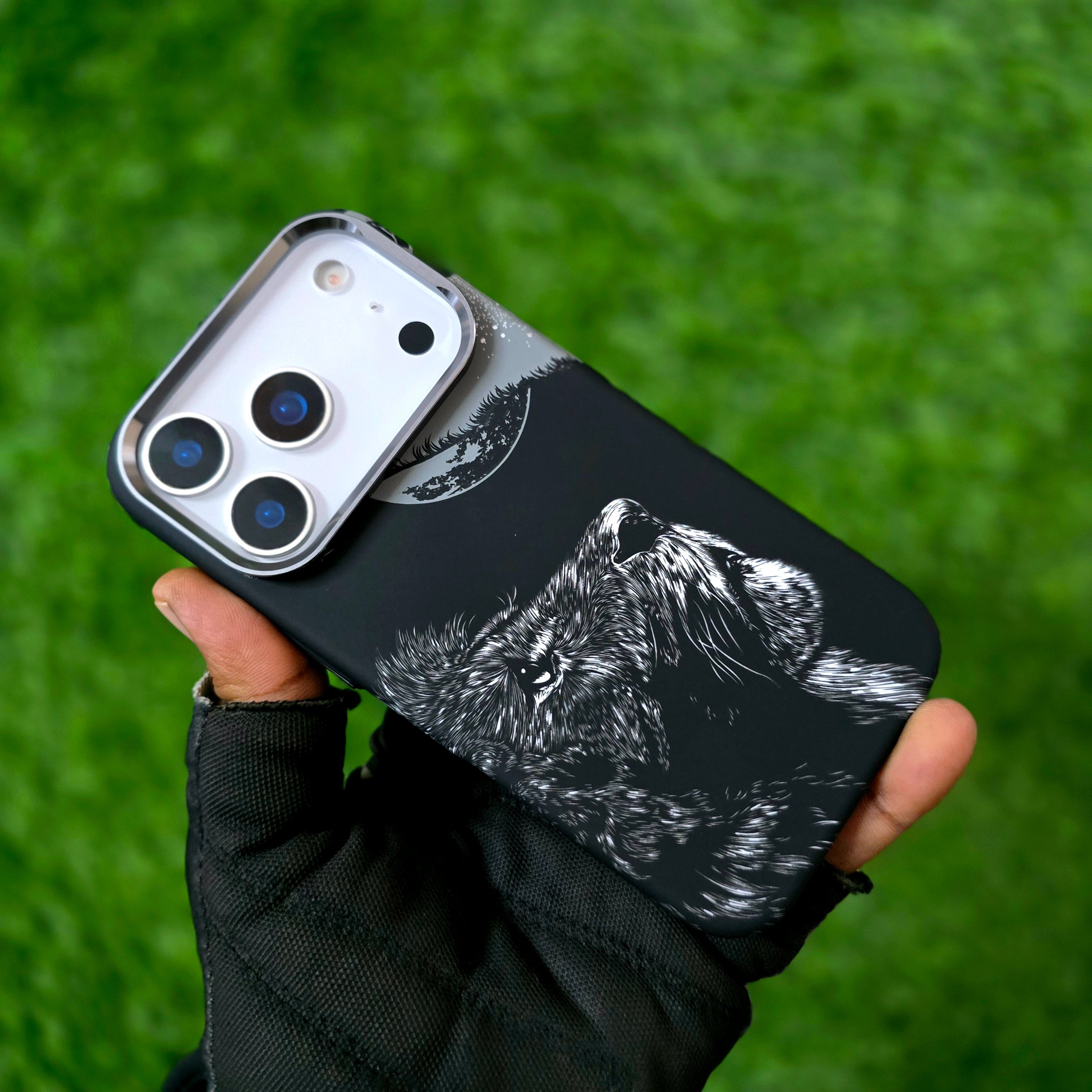 iPhone 17 Pro Max Slim 0.8mm Embossed "Lion Looking Sky" Cover with Magsafe - Lion